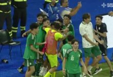لاعبو المنتخب الجزائري يحتفلون بالتأهل إلى نهائي ألعاب البحر الأبيض المتوسط بعد إقصاء المغرب بركلات الترجيح