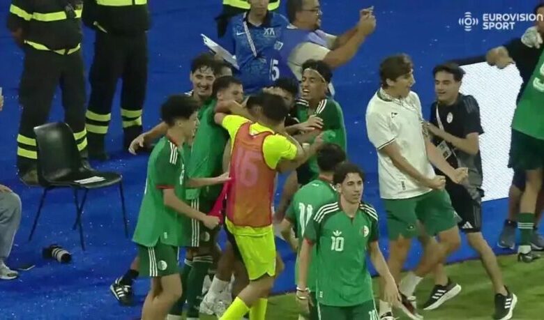 لاعبو المنتخب الجزائري يحتفلون بالتأهل إلى نهائي ألعاب البحر الأبيض المتوسط بعد إقصاء المغرب بركلات الترجيح