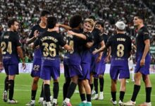 لاعبو برشلونة يحتفلون بعد الفوز على إلتشي بالدوري الإسباني