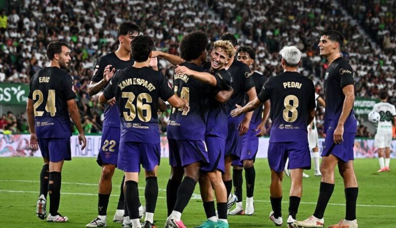لاعبو برشلونة يحتفلون بعد الفوز على إلتشي بالدوري الإسباني