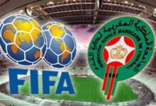 شعار الدفاع الحسني الجديدي إلى جانب شعار الفيفا