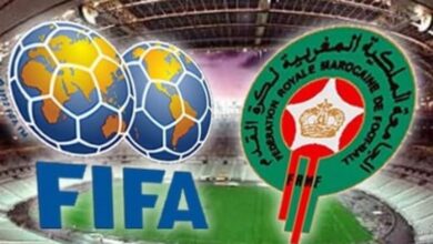 شعار الدفاع الحسني الجديدي إلى جانب شعار الفيفا
