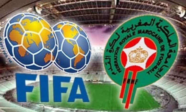 شعار الدفاع الحسني الجديدي إلى جانب شعار الفيفا