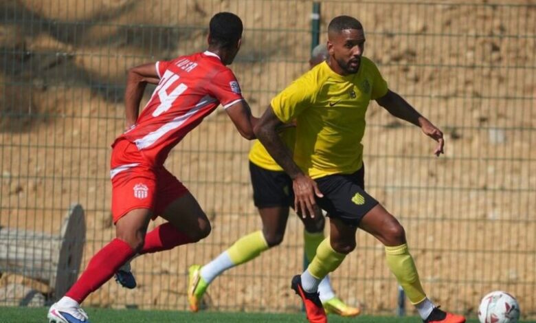 لاعبو المغرب الفاسي خلال المباراة الودية أمام حسنية أكادير بأكادير