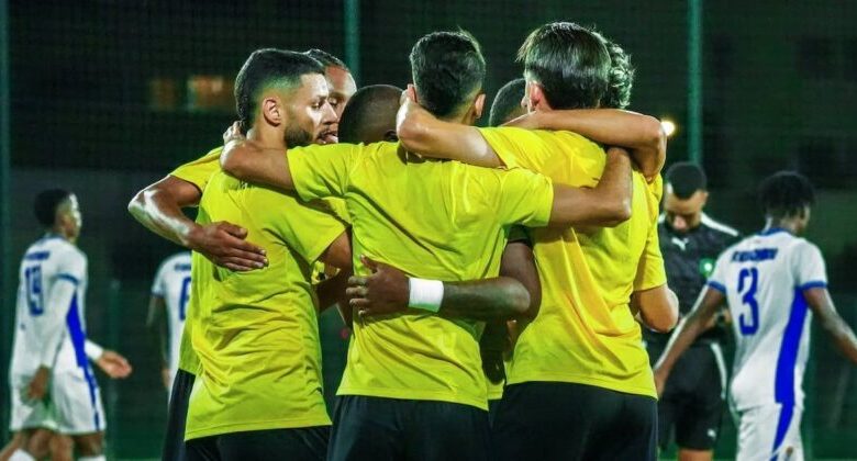 لاعبو المغرب الفاسي خلال مباراة ودية أمام نواذيبو الموريتاني