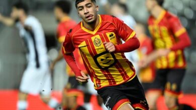 منصف زكري يرتدي قميص سبورتينغ لشبونة