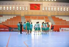 لاعبو المنتخب المغربي لكرة الصالات خلال حصة تدريبية بأكادير