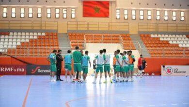 لاعبو المنتخب المغربي لكرة الصالات خلال حصة تدريبية بأكادير