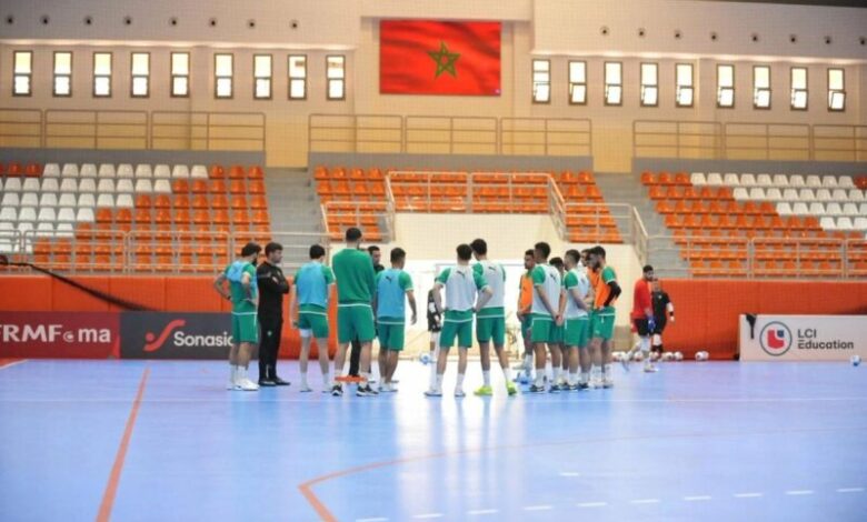 لاعبو المنتخب المغربي لكرة الصالات خلال حصة تدريبية بأكادير