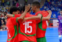 لاعبو المنتخب المغربي لكرة الصالات خلال مواجهة ودية أمام السعودية بقاعة الانبعاث في أكادير