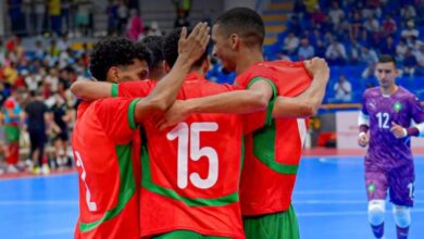 لاعبو المنتخب المغربي لكرة الصالات خلال مواجهة ودية أمام السعودية بقاعة الانبعاث في أكادير