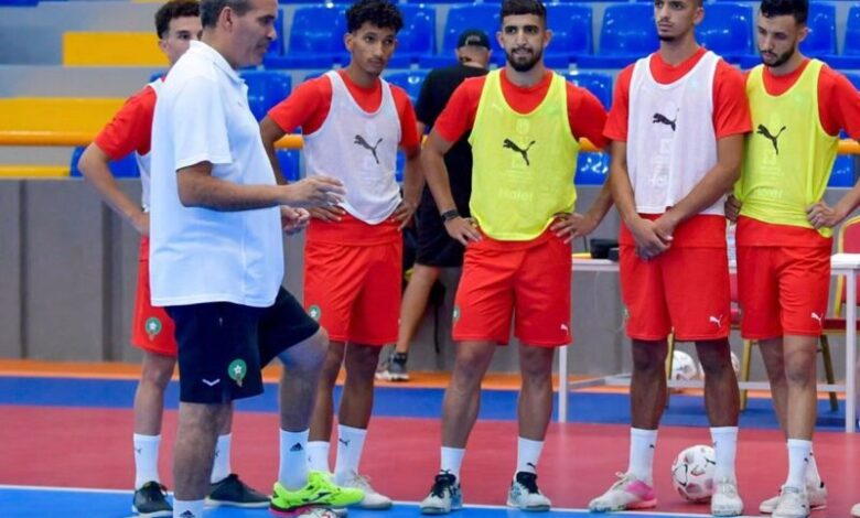 المنتخب المغربي لكرة القدم داخل القاعة خلال حصة تدريبية بأكادير استعدادا لمواجهة السعودية