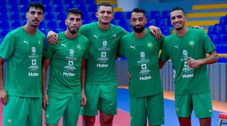 لاعبو المنتخب المغربي لكرة الصالات خلال حصة تدريبية بأكادير