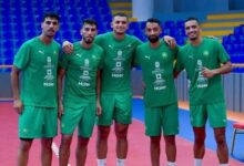 لاعبو المنتخب المغربي لكرة القدم داخل القاعة خلال حصة تدريبية بقاعة الانبعاث في أكادير