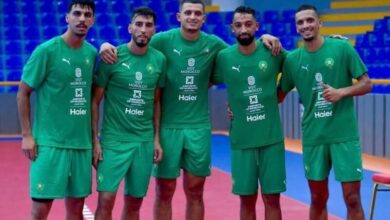 لاعبو المنتخب المغربي لكرة القدم داخل القاعة خلال حصة تدريبية بقاعة الانبعاث في أكادير