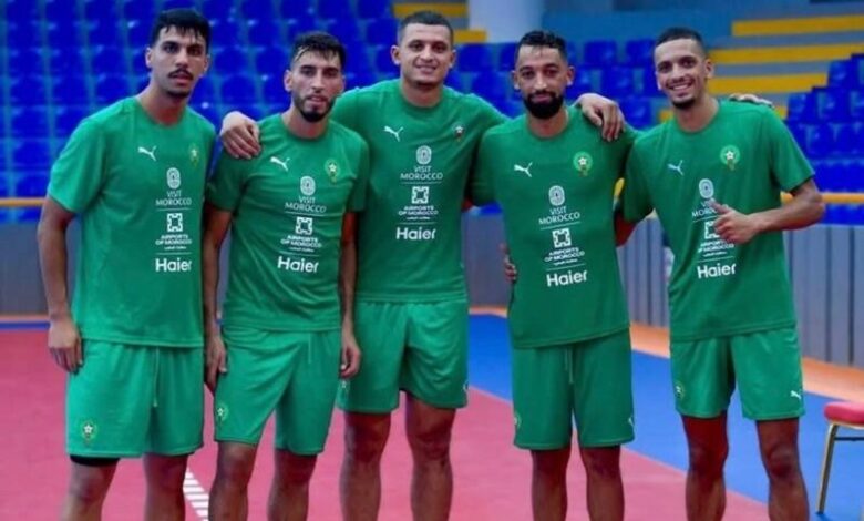 لاعبو المنتخب المغربي لكرة القدم داخل القاعة خلال حصة تدريبية بقاعة الانبعاث في أكادير