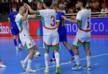 لاعبو المنتخب المغربي لكرة القدم داخل القاعة خلال حصة تدريبية استعدادا لمواجهة السعودية