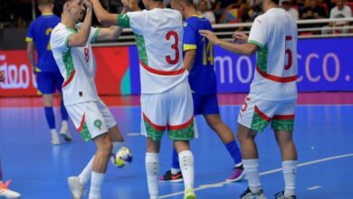 لاعبو المنتخب المغربي لكرة القدم داخل القاعة خلال حصة تدريبية استعدادا لمواجهة السعودية