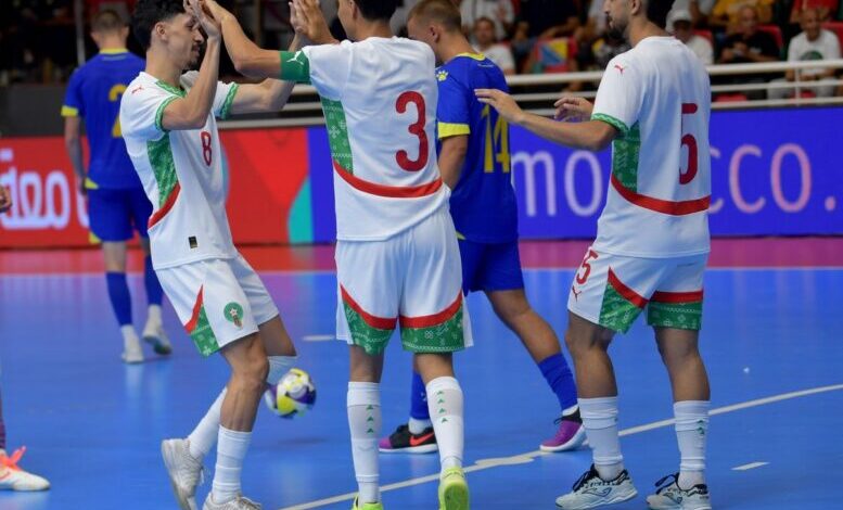 لاعبو المنتخب المغربي لكرة القدم داخل القاعة خلال حصة تدريبية استعدادا لمواجهة السعودية