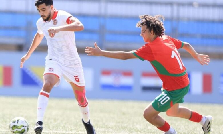 لاعبو المنتخب المغربي لأقل من 20 سنة خلال مباراتهم أمام تونس في الألعاب المتوسطية طرنطو 2026