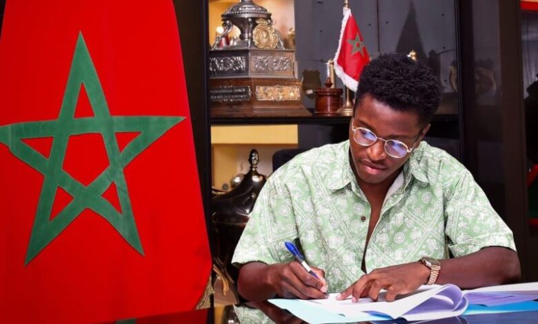 الدولي الأوغندي ألان أوكيلو خلال وصوله إلى الرباط لإتمام انتقاله إلى الجيش الملكي