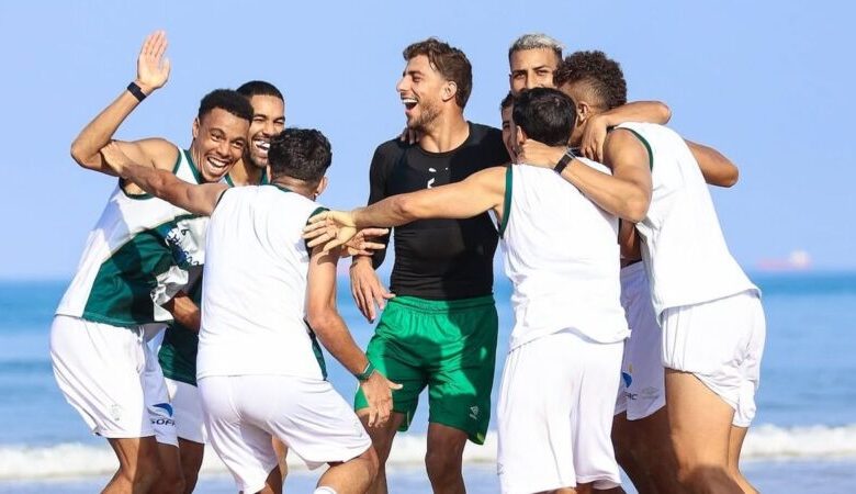 مايكل أغبيكبورنو وماريان هوجا لاعبا الرجاء الرياضي الجديدان خلال التدريبات بأكادير