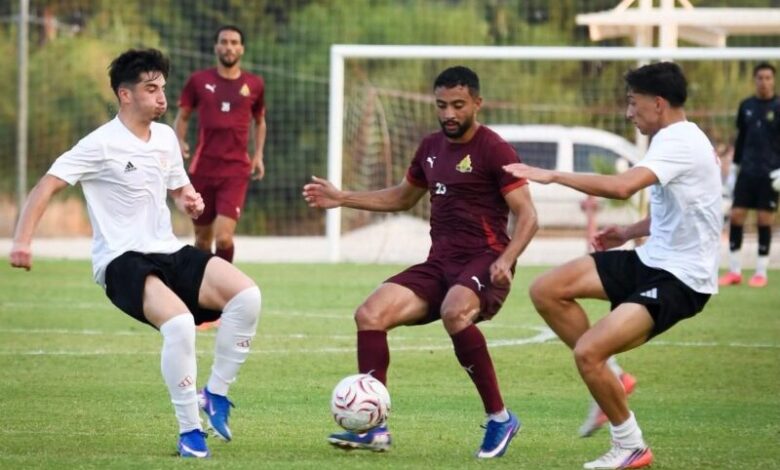 لاعبو الجيش الملكي خلال مباراتهم الودية أمام أنطاليا سبور في تركيا