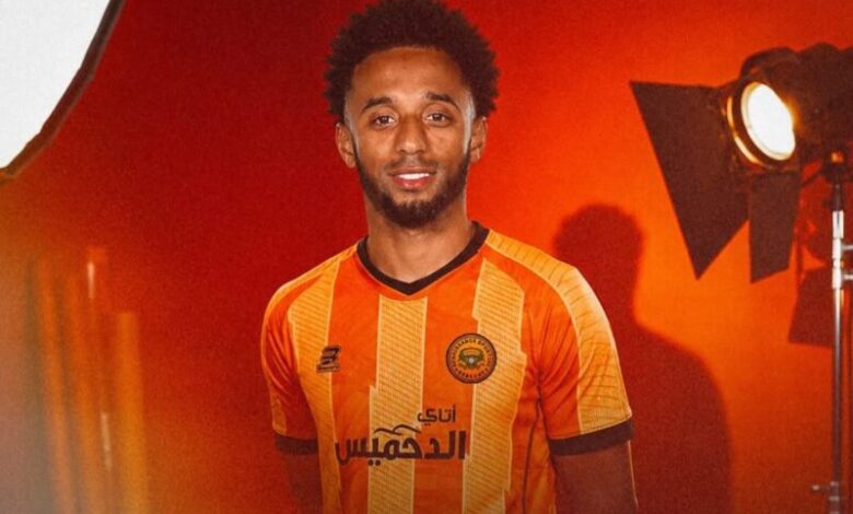 ريان مينديز قائد منتخب الرأس الأخضر يرتدي قميص نهضة بركان
