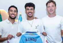 آدم أزنو خلال حفل تقديمه لاعبًا جديدًا في صفوف نادي مالقا الإسباني