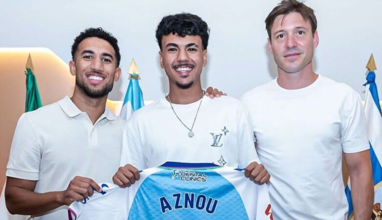 آدم أزنو خلال حفل تقديمه لاعبًا جديدًا في صفوف نادي مالقا الإسباني