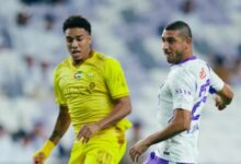 لقطة من مباراة العين والوصل في الدوري الإماراتي