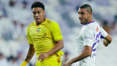 لقطة من مباراة العين والوصل في الدوري الإماراتي