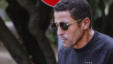 المدرب حسين عموتة ولاعب الأهلي إمام عاشور