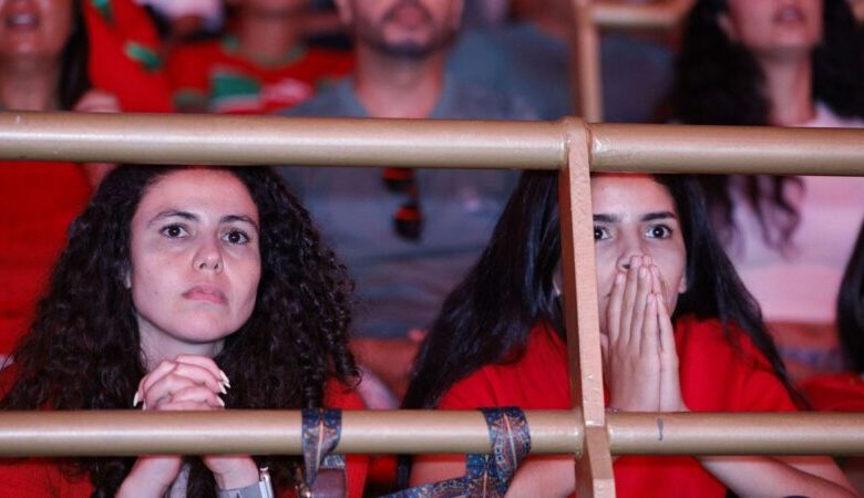 أيوب الكعبي يغادر الملعب مصابًا محمولاً على نقالة