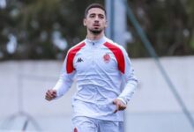 الظهير الأيمن محمد بوشواري خلال مباراة مع الوداد الرياضي