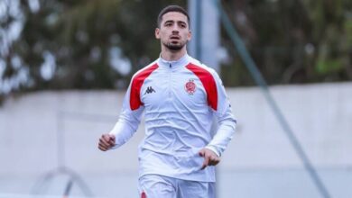 الظهير الأيمن محمد بوشواري خلال مباراة مع الوداد الرياضي