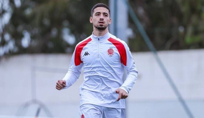 الظهير الأيمن محمد بوشواري خلال مباراة مع الوداد الرياضي