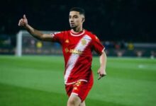 الظهير المغربي محمد بوشواري خلال مباراة مع الوداد الرياضي