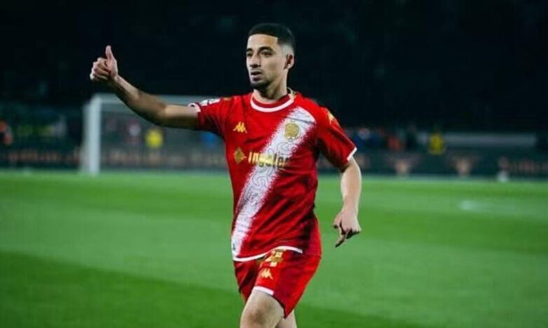 الظهير المغربي محمد بوشواري خلال مباراة مع الوداد الرياضي