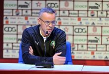 المدرب محمد وهبي خلال تحضيرات المنتخب المغربي لتصفيات كان 2027