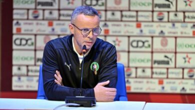 المدرب محمد وهبي خلال تحضيرات المنتخب المغربي لتصفيات كان 2027