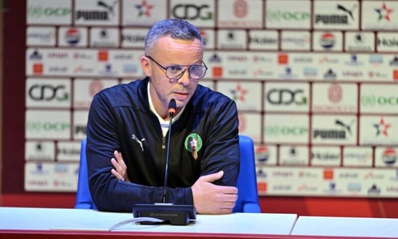 المدرب محمد وهبي خلال تحضيرات المنتخب المغربي لتصفيات كان 2027