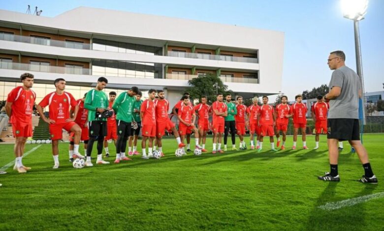أشرف حكيمي وإسماعيل الصيباري وإلياس أخوماش في معسكر المنتخب المغربي بالمعمورة
