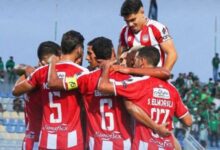 لاعبو النادي المكناسي يحتفلون بأحد أهدافهم أمام الدفاع الحسني الجديدي