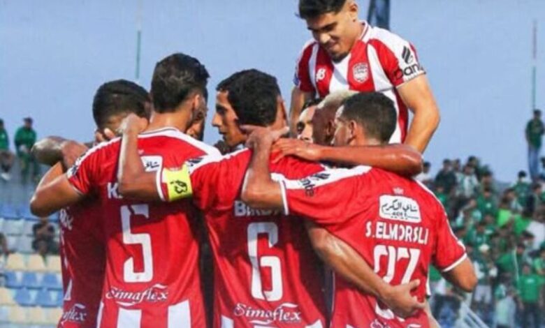 لاعبو النادي المكناسي يحتفلون بأحد أهدافهم أمام الدفاع الحسني الجديدي
