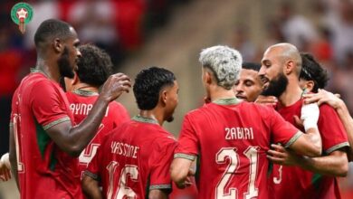 لاعبو المنتخب المغربي يحتفلون بهدف في مباراة الغابون بتصفيات كان 2027