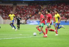 لاعبو المنتخب المغربي يحتفلون بهدف في مباراة الغابون بتصفيات كان 2027
