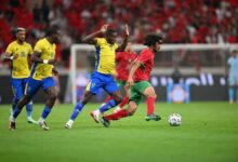 لاعبو المنتخب المغربي يحتفلون بهدف أمام الغابون في تصفيات كان 2027