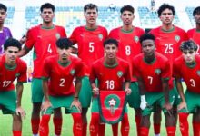 لاعبو المنتخب المغربي لأقل من 20 سنة يحتفلون بهدف في مباراة الجزائر