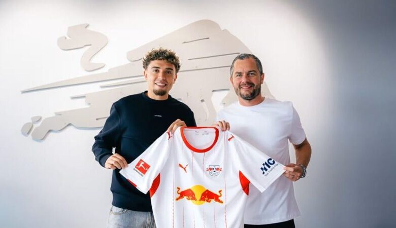 نيل العيناوي لاعب الوسط الدولي المغربي خلال مباراة مع نادي روما